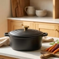 EMALIOWANY-GARNEK-ZELIWNY-24cm-4L-HAGE-CZARNY-MAT-Material-zeliwne.jpg